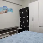 Ótima localização, com estacionamento, ar condicionado, wi-fi e Netflix! 400 metros da praia!