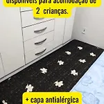 Ótima localização, com estacionamento, ar condicionado, wi-fi e Netflix! 400 metros da praia!